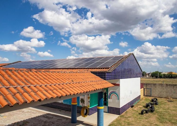 Entre as iniciativas canoenses de destaque e que impactam no reconhecimento dado a cidade, estão as escolas sustentáveis, cuja energia solar possibilita mais 90% de economia — Foto: Divulgação/PMC