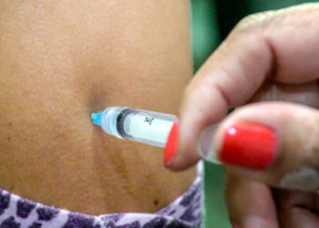 A aplicação das primeiras doses acontece nas 27 unidades básicas de saúde (UBSs), das 8h às 12h. Foto: Tony Capellão