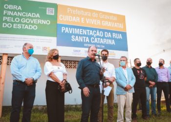 Eduardo Leite veio à Gravataí para o anunciar, ao lado do Prefeito Zaffa, o início das obras na Rua Santa Catarina — Foto: Douglas Rosa/PMG