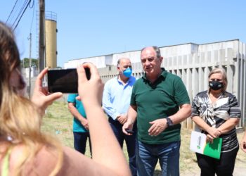 Prefeito Luiz Zaffalon anuncia retomada das obras na Escola Municipal de Educação Infantil Cohab C — Foto: Carol Barcelos/PMG
