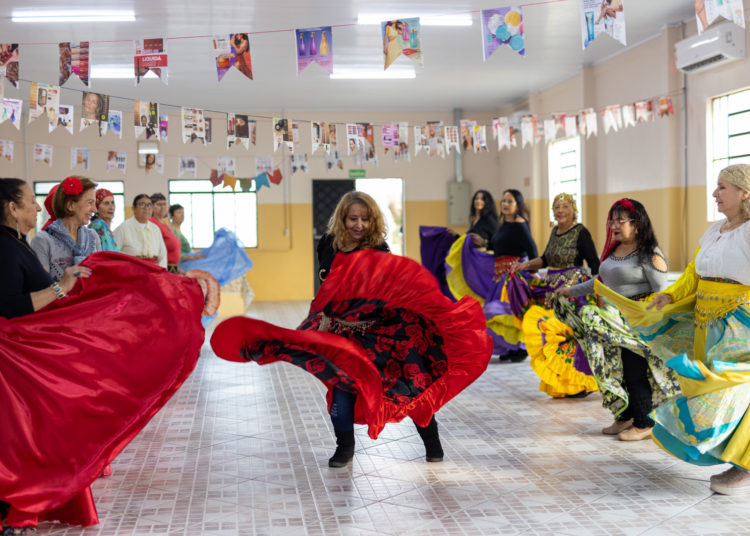 Neuza Gomes, professora e coreógrafa de dança cigana no Centro de Convivência do Idoso — Foto: Alisson Moura/PMC