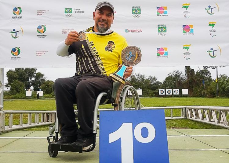 Reinaldo Charão comemora a premiação do XVI Campeonato Brasileiro Paralímpico de Tiro com Arco — Foto: Divulgação