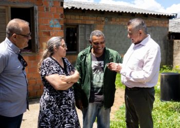 O prefeito Nedy de Vargas Marques participou da busca no Guajuviras e fez a entrega em mãos do cartão ao auxiliar de obras Ronaldo Carolino