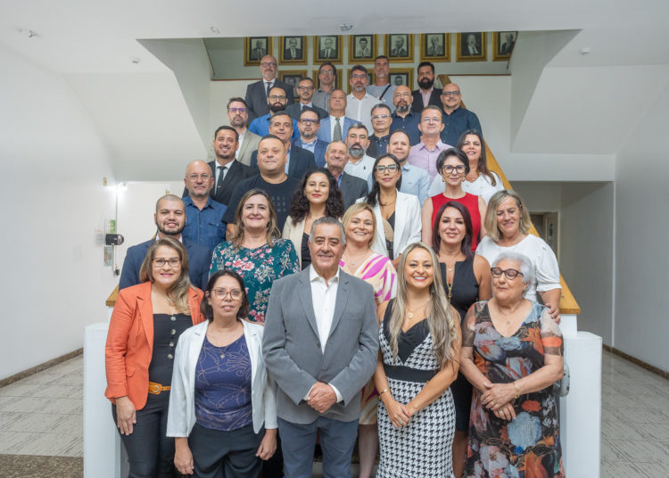 Foto oficial das secretárias e secretários ao lado do prefeito em exercício Dr. Nedy — Foto: Guilherme Pereira/PMC