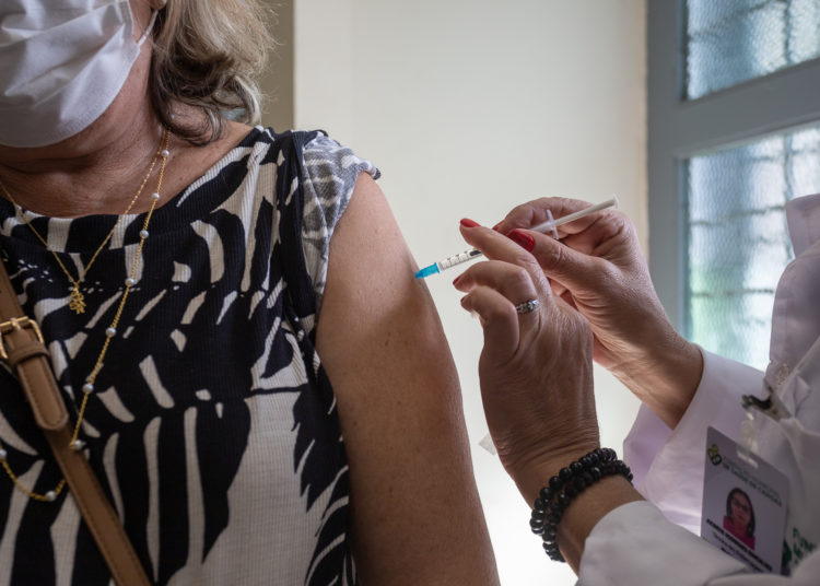 Imunização segue disponível em 11 unidades de saúde e na Central de Vacinas — Foto: Thiago Guimarães/PMC