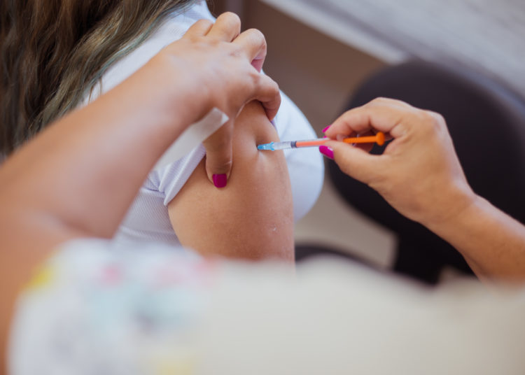Imunização segue disponível em 11 unidades de saúde e na Central de Vacinas — Foto: Alisson Moura/PMC