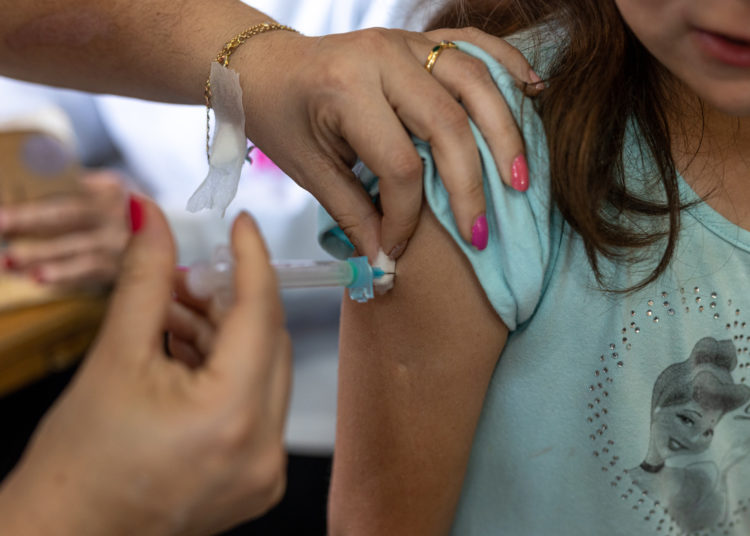 19 unidades de saúde estarão abertas das 8h às 17h. Também será possível se vacinar contra a Covid e atualizar as demais vacinas do calendário nacional — Foto: Alisson Moura/PMC