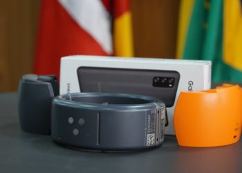 Conjunto formado por tornozeleira para o agressor e celular com o aplicativo de monitoramento para a vítima — Foto: SSP