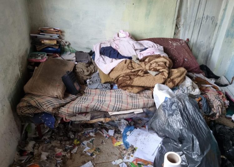 Alonjamento de idoso em Gravataí tinha cama de cobertores e condições insalubres