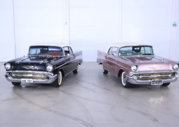 Tanto o Bel Air na cor coral quanto o preto são conversíveis e contam com motor V8 acoplado à transmissão automática, além de bancos com ajustes elétricos — Fotos: Diego da Rosa/Divulgação