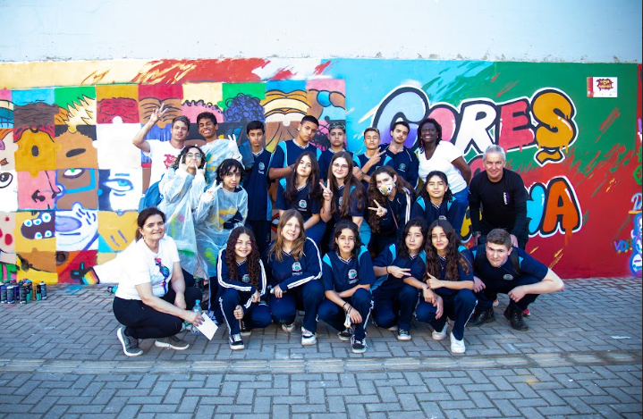Cores do Amanhã com alunos e grafite da E.M. Maria Fausta Teixeira — Crédito: Carlos Pereira/Horizonte