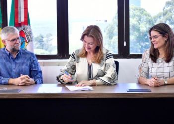 Hoelzl, prefeita Fátima e secretária Roberta durante a assinatura no Centro Administrativo Leopoldo Petry — Crédito:
Lu Freitas/PMNH