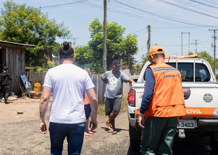 Foram visitadas as regiões da Praia do Paquetá, da rua da Barca e o ginásio da EMEF Thiago Würth — Foto: Pamella Mendes/PMC