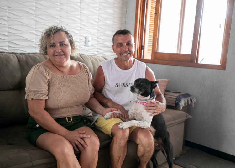 O comerciário Luís Henrique Lacerda e a dona de casa Débora Lacerda foram visitar a SMBEA e se encantaram pela cadelinha que batizaram de Atena — Foto: Renan Caumo
