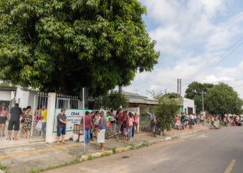 Famílias do Cras Guajuviras buscam cestas básicas — Foto: Amanda Furtado