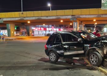 Ao tentar fugir, o condutor de um Aircross acabou colidindo com essa Ecosport que trafegava pela Avenida Getúlio Vargas — Foto: Fiscalização de Trânsito/Divulgação