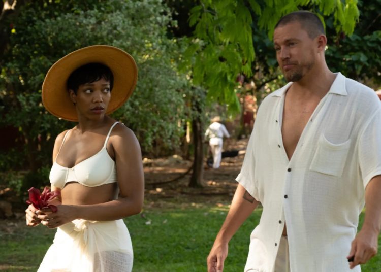 Naomi Ackie e Channing Tatum em 'Pisque Duas Vezes' | © Amazon MGM Studios