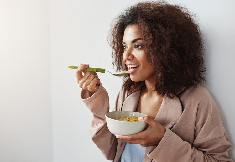 Ingerir alimentos e bebidas muito quentes ou frios é uma das principais causas de problemas dentais no inverno - Foto Freepik