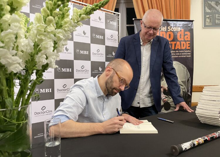 Daniel Scola em lançamento do livro realizado em Porto Alegre recentemente | Marcelo Matusiak-Divulgação