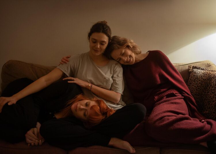 Natasha Lyonne, Elizabeth Olsen, e Carrie Coon em As Três Irmãs. ©️ Sam Levy-Netflix