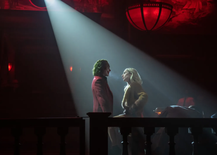 Joaquin Phoenix e Lady Gaga em ‘Coringa: Delírio a Dois’. © Niko Tavernise/Warner Bros