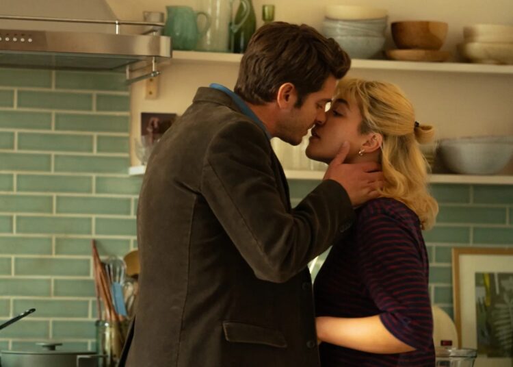 Andrew Garfield e Florence Pugh em 'Todo Tempo que Temos'. © Peter Mountain/A24