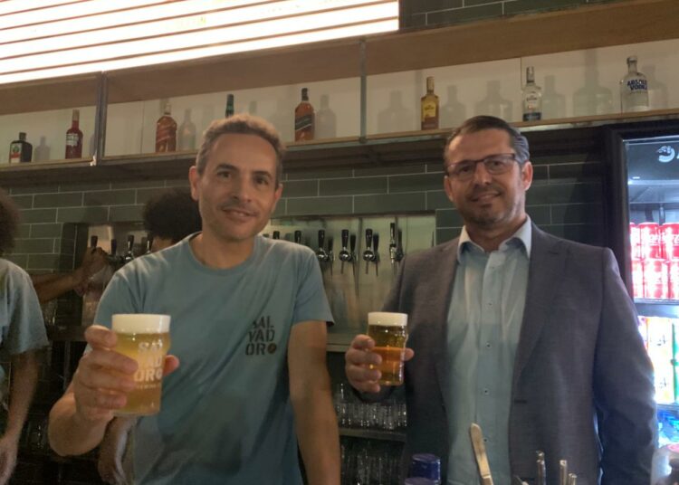 Sócios-proprietários receberam o Vale Notícia para apresentar a Salvador Brewing Co.