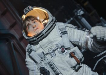 Robert Pattinson em 'Mickey 17'. ©️ Warner Bros. Pictures