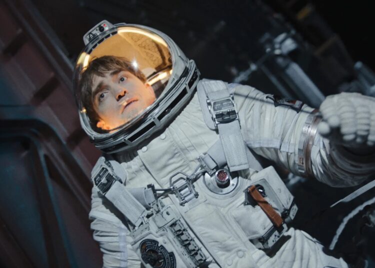 Robert Pattinson em 'Mickey 17'. ©️ Warner Bros. Pictures
