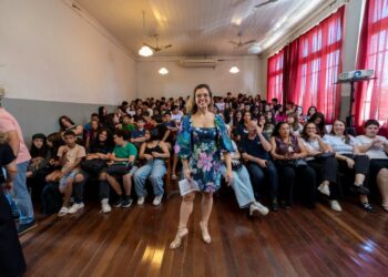 Priscila Seixas, presidente do Instituto Burburinho Cultural, com os alunos da Escola Estadual Barbosa Rodrigues