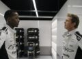 Idris e Pitt em 'F1: O Filme'. © Warner Bros. Pictures/Apple Original Films