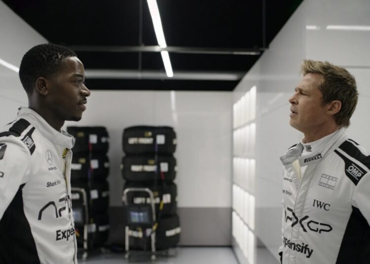 Idris e Pitt em 'F1: O Filme'. © Warner Bros. Pictures/Apple Original Films